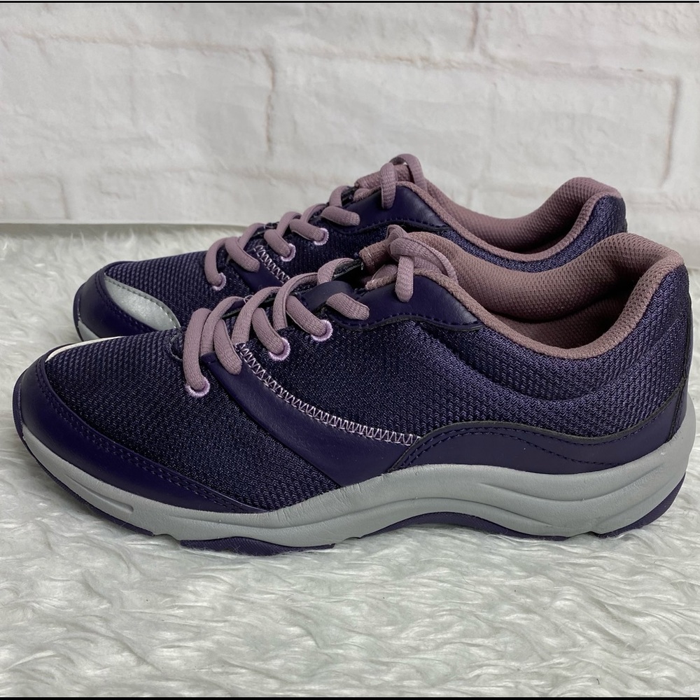 Vionic Kona woman walking shoes size 6.5